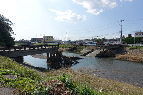 秋山川の堤防決壊により橋が破壊