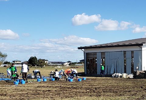 ボランティアの手によって集会センターの清掃がみるみるうちに進んでいく。