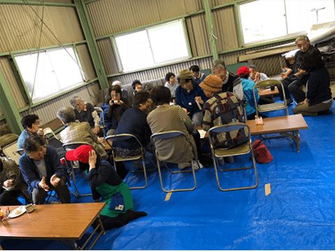 この日は使用できなくなった集会所の横の個人宅倉庫にて実施。