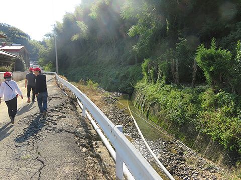 豪雨時に氾濫した川。道路もその影響を受けている。
