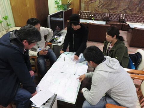 ホテルに戻り、次回のチラシまきの計画を練る。 ホテルに戻り、次回のチラシまきの計画を練る。