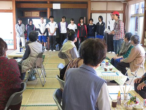 吉田高校の生徒さんがボランティアとして参加してくれた。 吉田高校の生徒さんがボランティアとして参加してくれた。