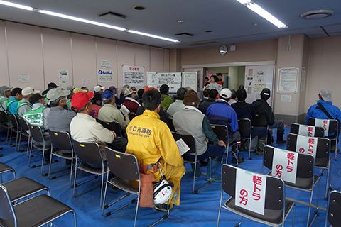 当日来所されたボランティアに活動内容を紹介して、グループ編成をする。